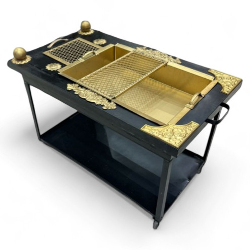 شواية فحم , منقل حديد باللون الاسود مصنوع من المعدن والمقابض باللون الذهبي شواية فحم , منقل حديد باللون الاسود مصنوع من المعدن والمقابض باللون الذهبي