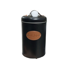 برطمان تخزين سوداء غير لامعة مع غطاء محكم، مصممة لتخزين البهارات. 