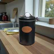 برطمان تخزين سوداء غير لامعة مع غطاء محكم، مصممة لتخزين البهارات. 