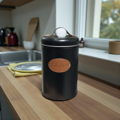 برطمان تخزين سوداء غير لامعة مع غطاء محكم، مصممة لتخزين البهارات. 