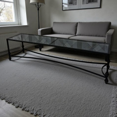 طاولة تلفزيون عصرية فاخرة بسطح زجاجي وإطار معدني انيق 180سم