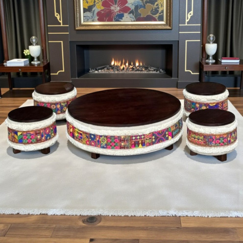 طاولات أرضية بسطح خشبي وقاعدة ملبّسة بقماش مطرّز هندي فاخر
