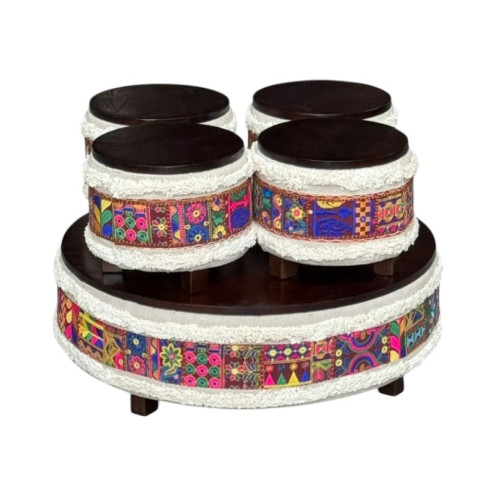 طاولات أرضية بسطح خشبي وقاعدة ملبّسة بقماش مطرّز هندي فاخر