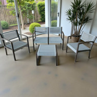 طقم جلسة خارجية باللون الرمادي مكون من 3 كراسي وطاولة حديثة 