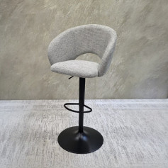 كرسي بارقماش فاخر ومريح بعدة اللوان بقواعد حديد 