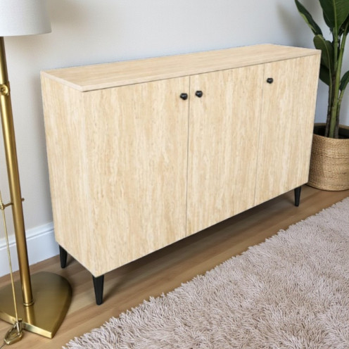 خزانة أحذية خشبية بثلاثة أبواب، مصممة لتخزين وتنظيم الأحذية. تتميز الخزانة بتصميم عصري وبسيط،  الأبعاد: