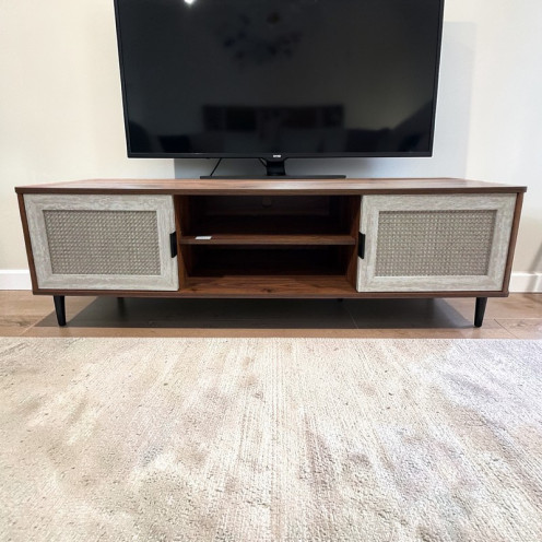 طاولة تلفزيون بتصميم مميز بشبك من الروتان مقاس 160سم 