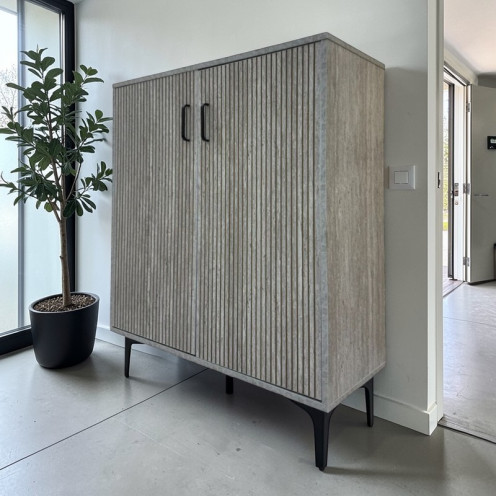 دولاب احذيه تصميم انيق وراقي بابين مخطط بعدة اللوان 