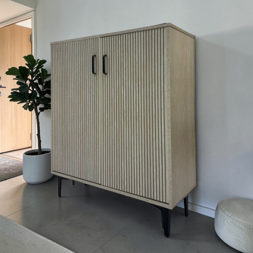 دولاب احذيه تصميم انيق وراقي بابين مخطط بعدة اللوان 